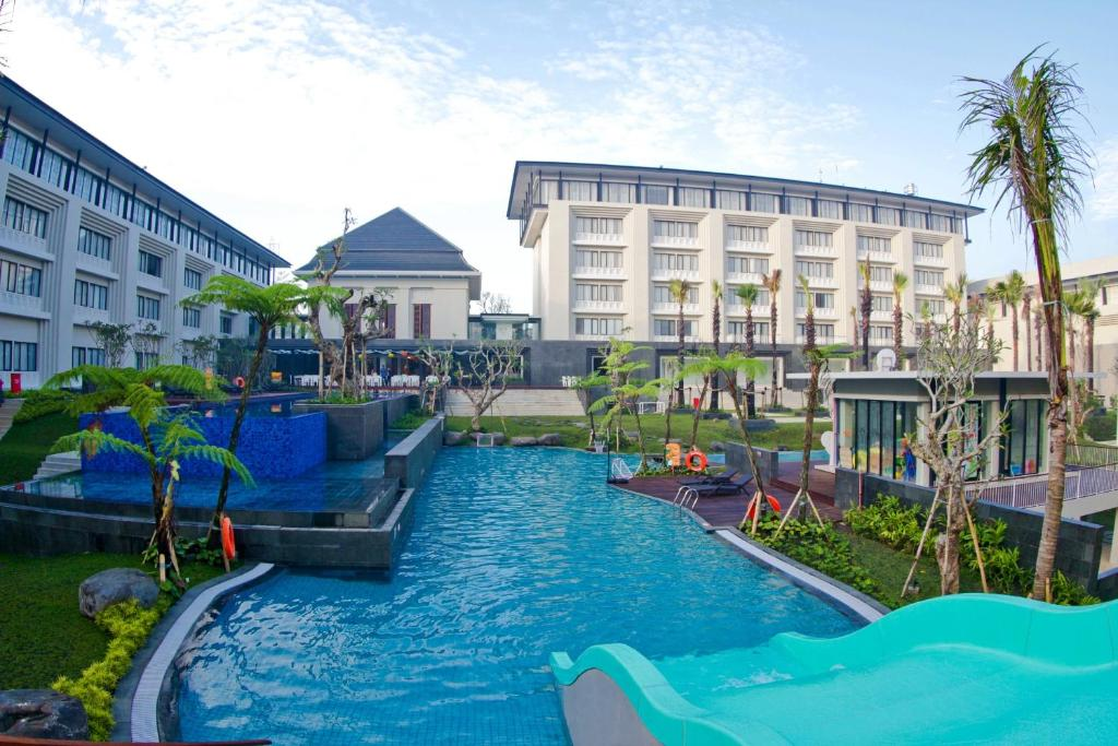 pemandangan kolam renang di HARRIS Hotel and Conventions Malang